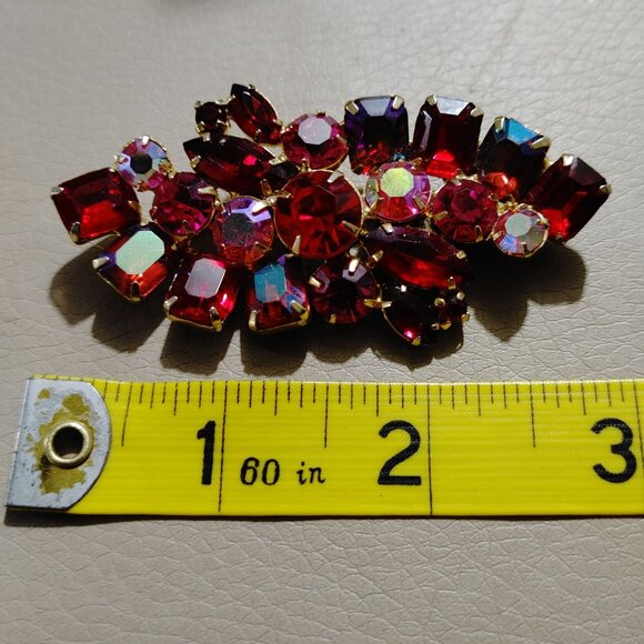Brooch Red Aurora Borealis Rhinestone Gold Tone Vintage Setting Pinback Prong - Picture 10 of 11